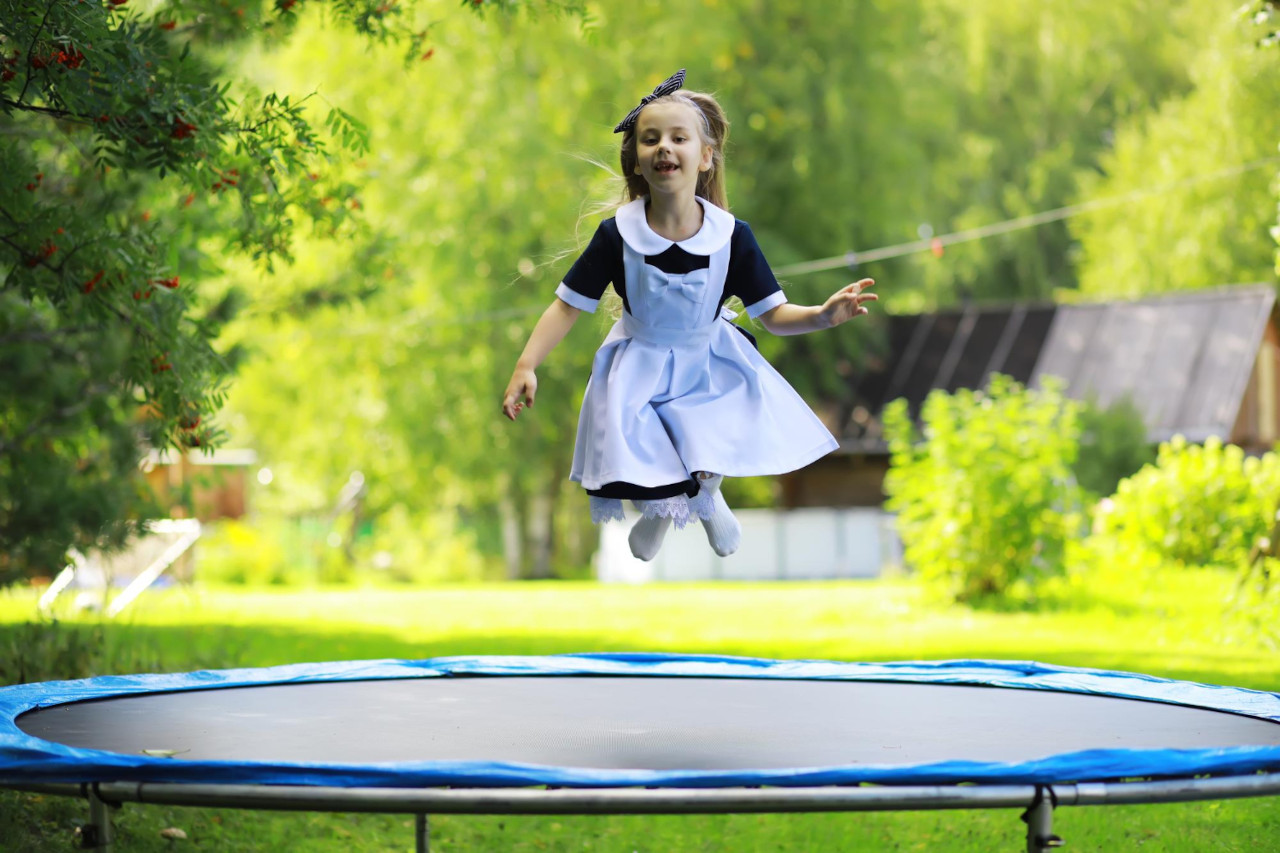 trampolina dla małych dzieci